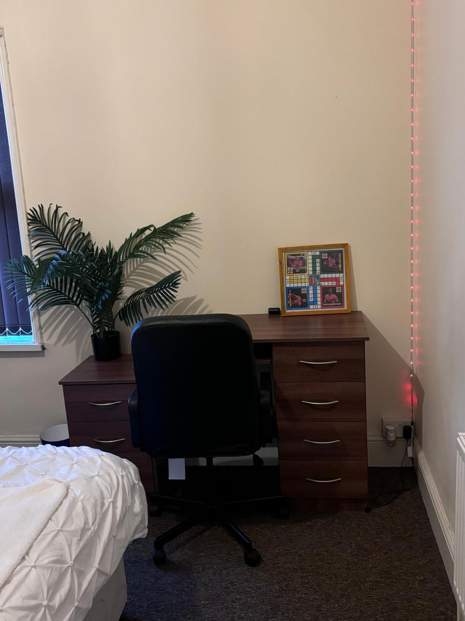 Lovely Room Within 5 Mins Walk To Stoke Train Station With Double And Single Room Dış mekan fotoğraf