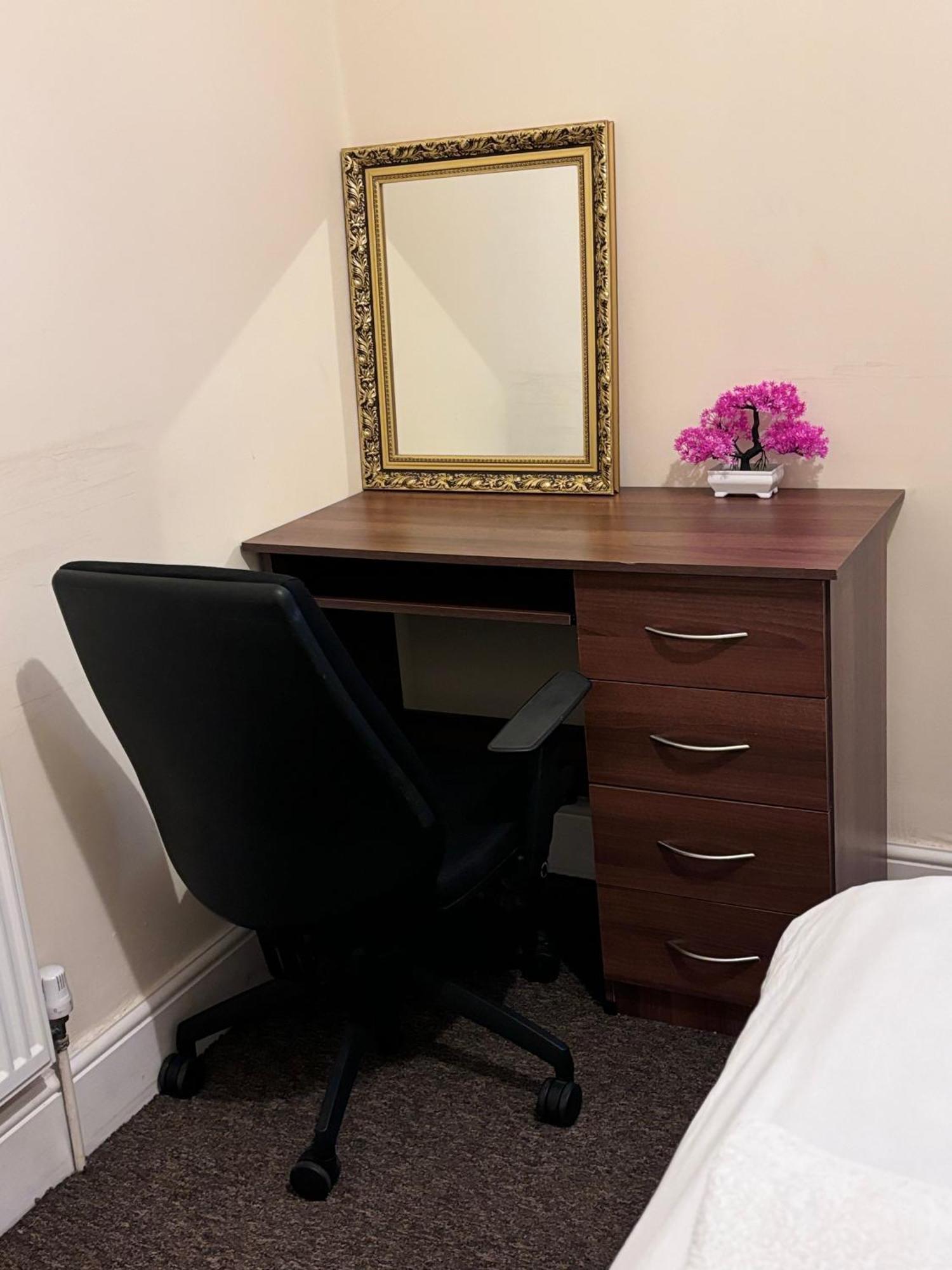 Lovely Room Within 5 Mins Walk To Stoke Train Station With Double And Single Room Dış mekan fotoğraf
