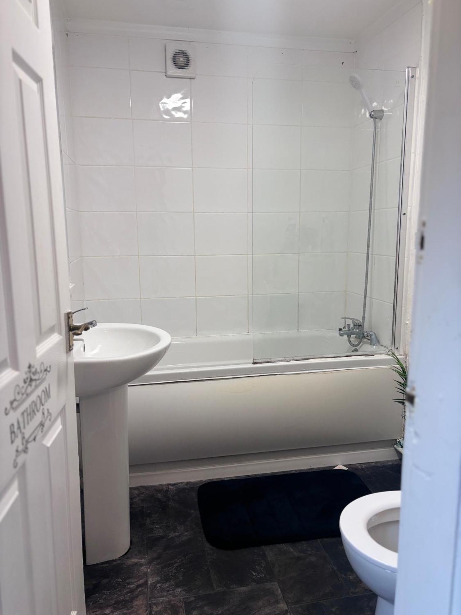 Lovely Room Within 5 Mins Walk To Stoke Train Station With Double And Single Room Dış mekan fotoğraf