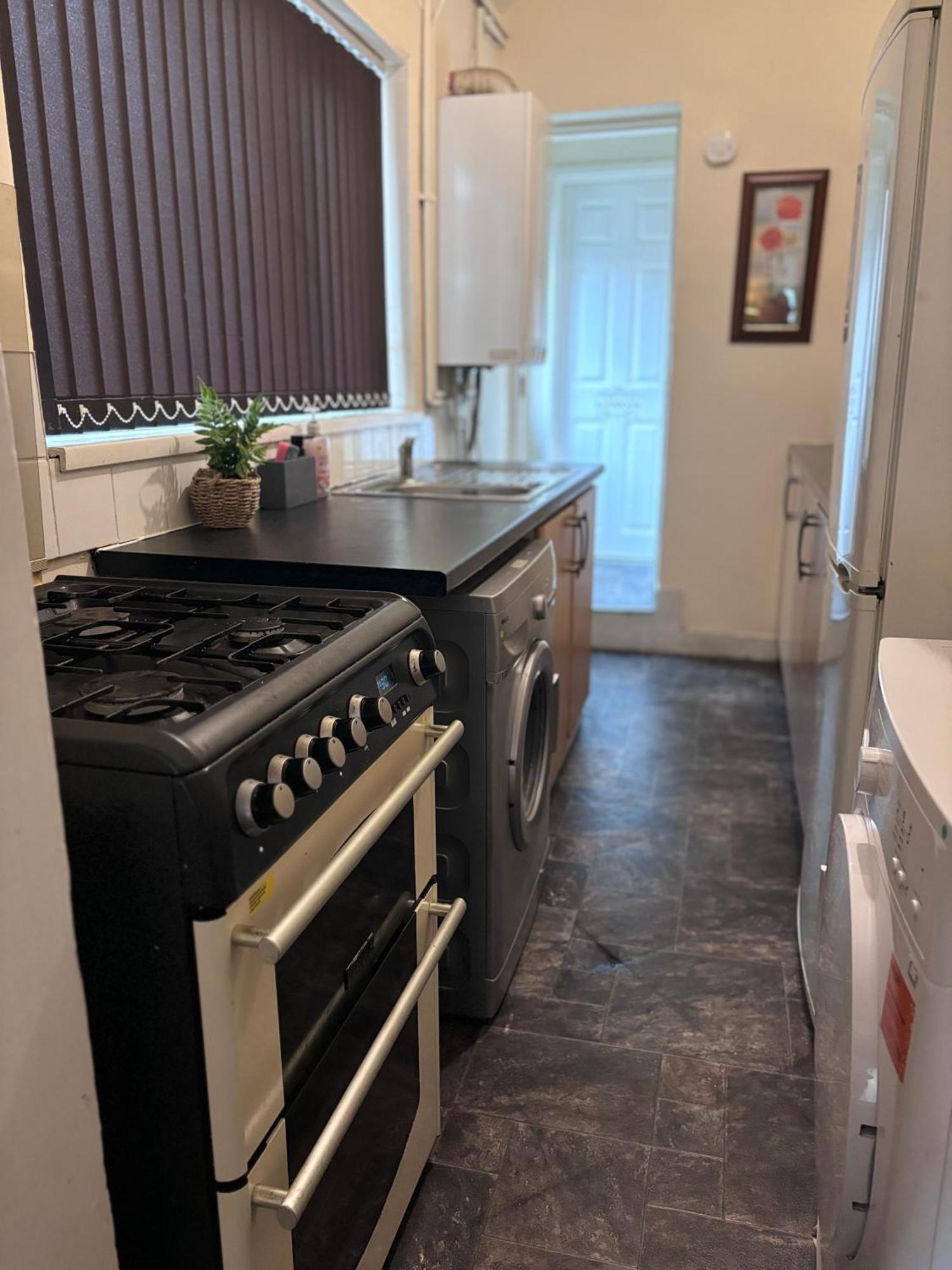Lovely Room Within 5 Mins Walk To Stoke Train Station With Double And Single Room Dış mekan fotoğraf