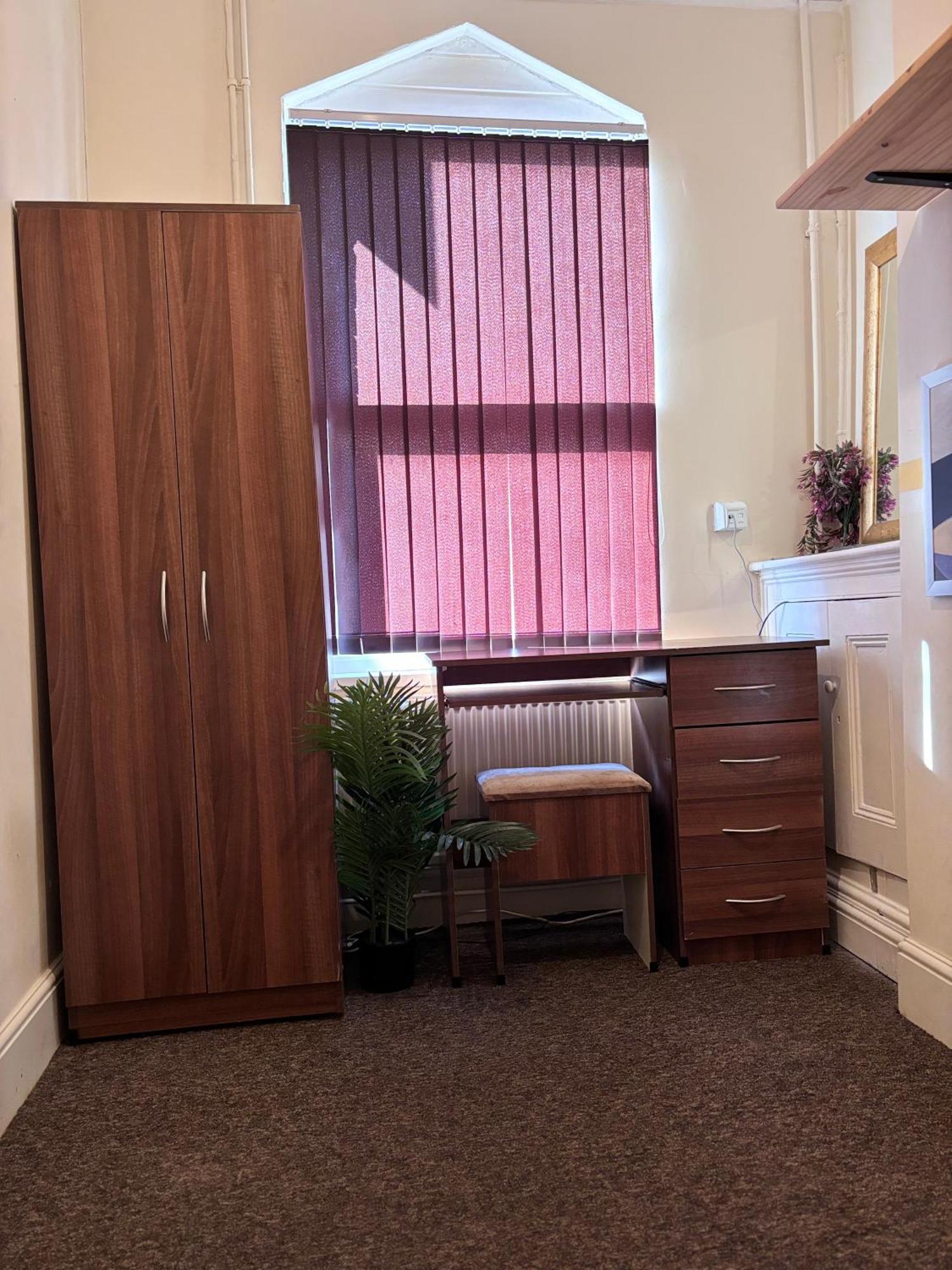 Lovely Room Within 5 Mins Walk To Stoke Train Station With Double And Single Room Dış mekan fotoğraf
